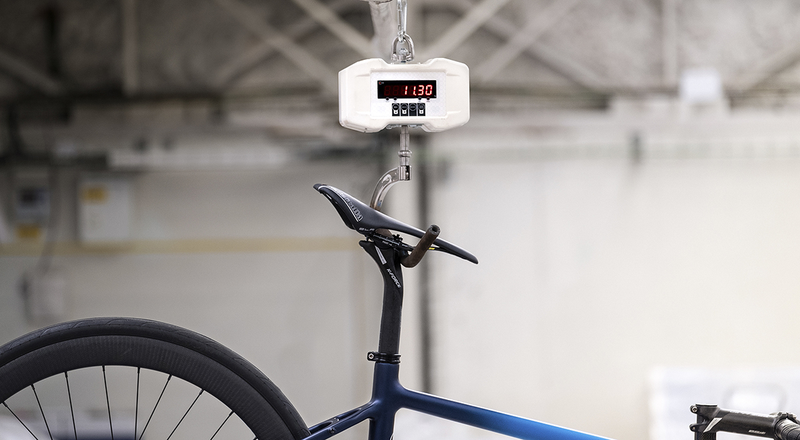 Illustration for article titled Esta bicicleta eléctrica pesa 11,3 kilos y esconde dos baterías ¿Adivinas dónde se conecta la segunda?